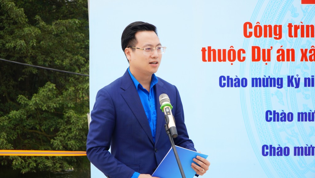 Gắn biển công trình thanh niên xây dựng cầu Tô Lịch