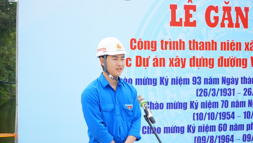 Gắn biển công trình thanh niên xây dựng cầu Tô Lịch