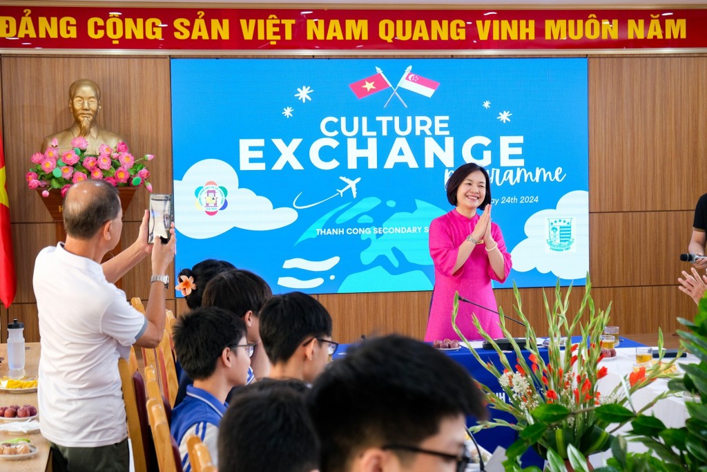 Giáo viên, học sinh Singapore giao lưu với trường THCS Thành Công