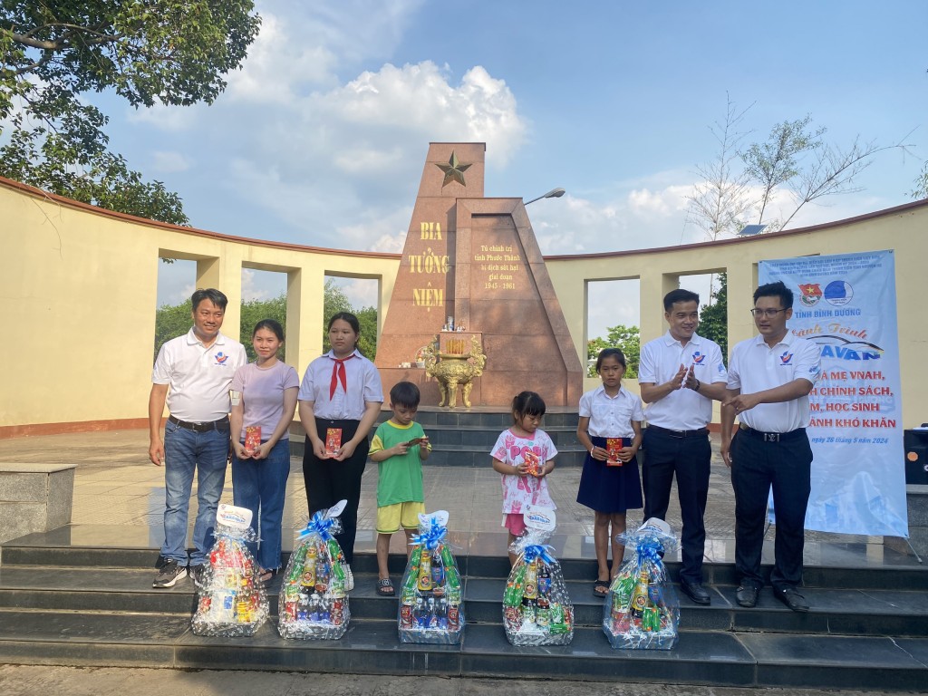 Thanh niên Bình Dương thể hiện đạo lý “uống nước nhớ nguồn”