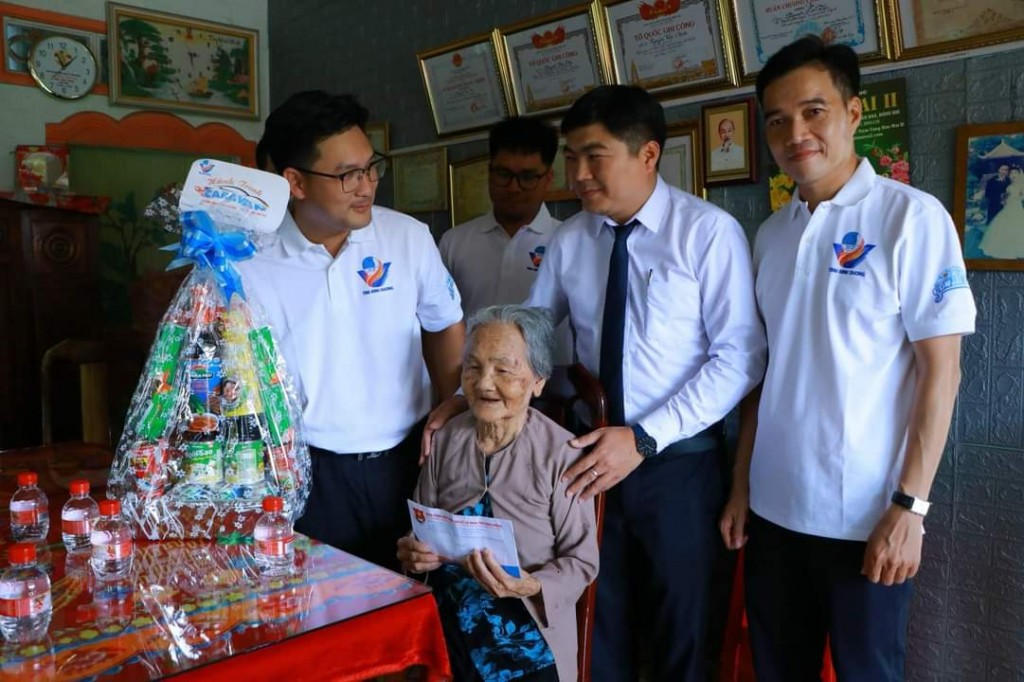 Thanh niên Bình Dương thể hiện đạo lý “uống nước nhớ nguồn”