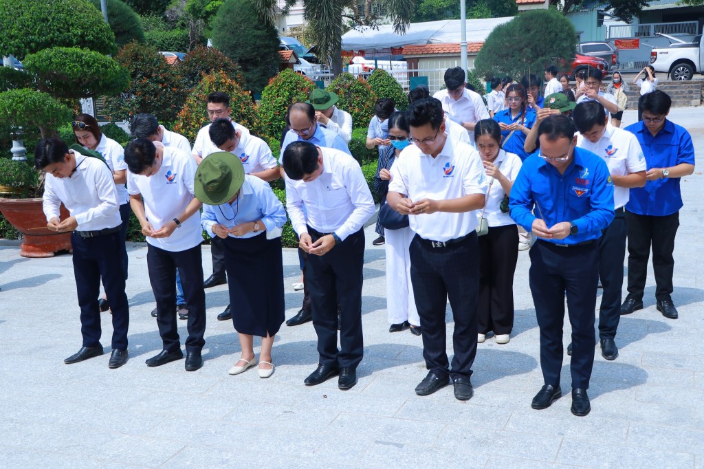 Thanh niên Bình Dương thể hiện đạo lý “uống nước nhớ nguồn”