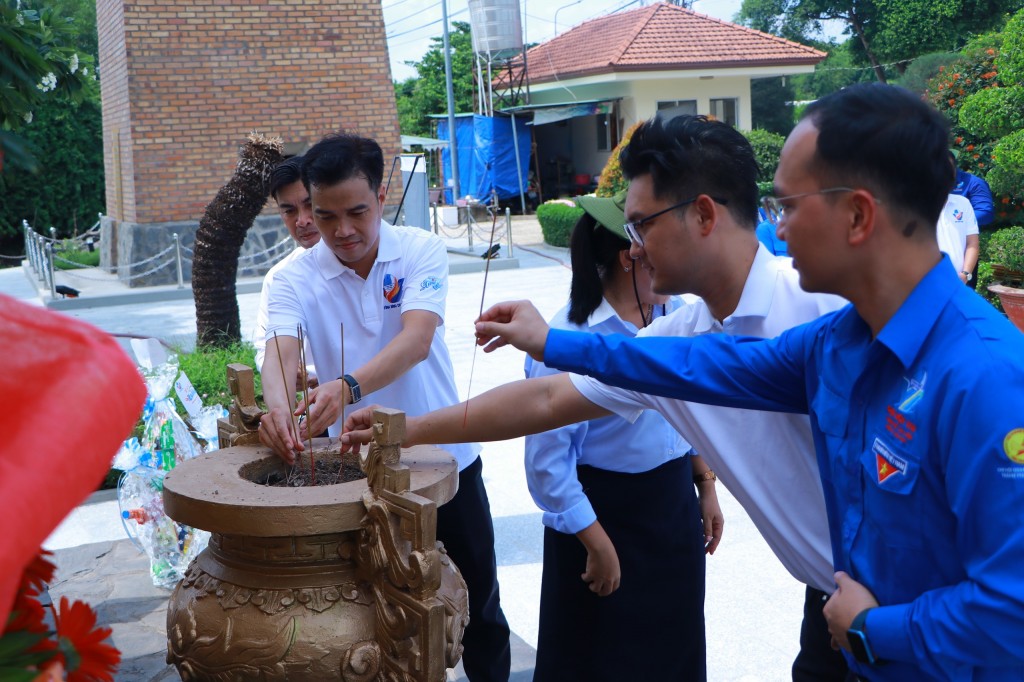 Thanh niên Bình Dương thể hiện đạo lý “uống nước nhớ nguồn”