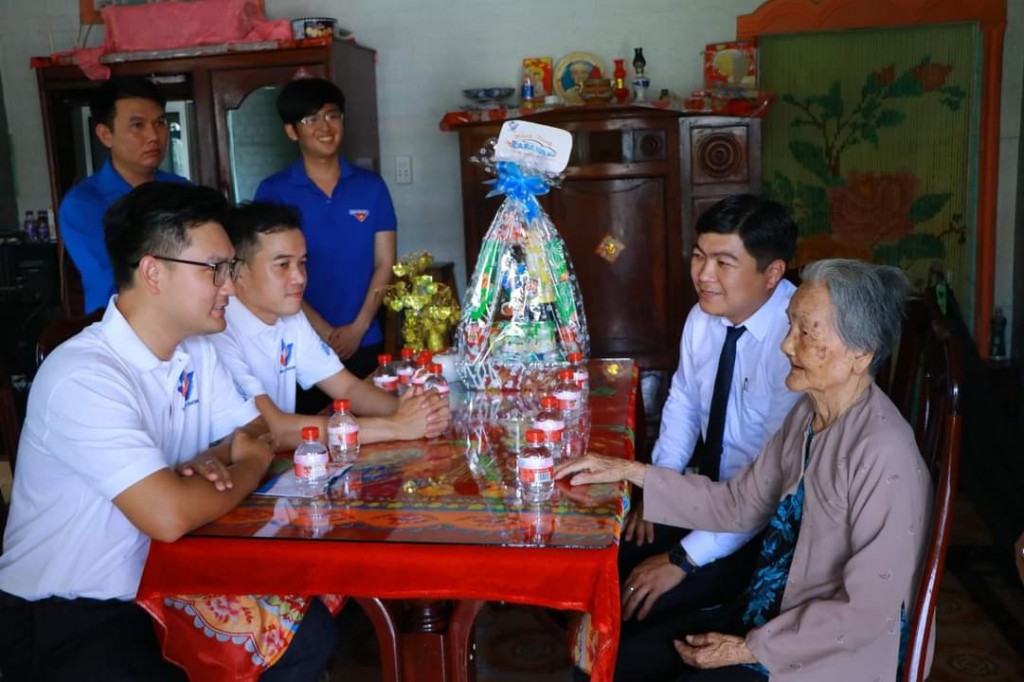 Thanh niên Bình Dương thể hiện đạo lý “uống nước nhớ nguồn”