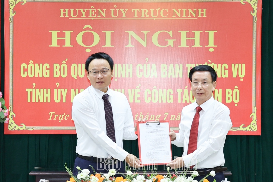 Đồng chí Chủ tịch UBND tỉnh Phạm Đình Nghị trao Quyết định cho đồng chí Phạm Thành Trung, Bí thư Huyện ủy Trực Ninh.