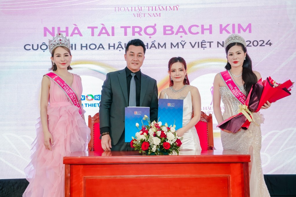 Ông Huỳnh Ngọc Huân - Giám đốc Kinh doanh Cấp cao Novaland ký kết tài trợ bạch kim với Trưởng Ban Tổ chức - nhà báo Chu Loan