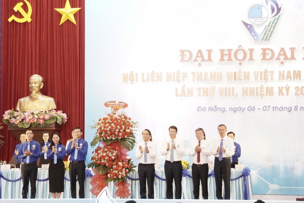 Lãnh đạo Thành ủy - HĐND thành phố Đà Nẵng tặng hoa chúc mừng Đại hội (Ảnh Đ.Minh)