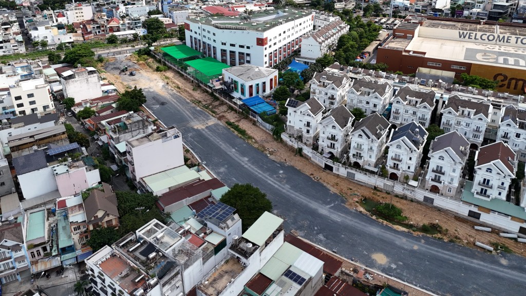 Dự án nâng cấp, mở rộng đường Dương Quảng Hàm (từ Công viên Văn hóa, quận Gò Vấp đến đường ray xe lửa, giáp quận Bình Thạnh) dài gần 2,5km, rộng 32m, với quy mô 6 làn xe, có tổng mức đầu tư 2.300 tỷ đồng