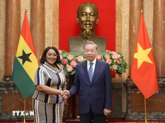 Tổng Bí thư, Chủ tịch nước Tô Lâm với Đại sứ Cộng hòa Ghana tại Việt Nam Florence Buerki Akonor đến trình Quốc thư. (Ảnh: Lâm Khánh/TTXVN)