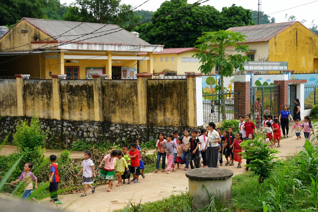 Thầy cô, học sinh Trường mầm non Quang Sơn (Thái Nguyên) háo hức được quay lại trường sau khi bão qua