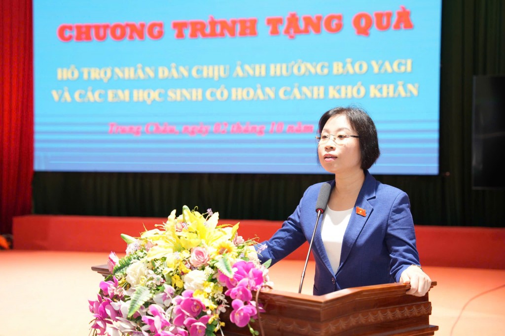 Trao yêu thương động viên học sinh vùng lũ Trung Châu