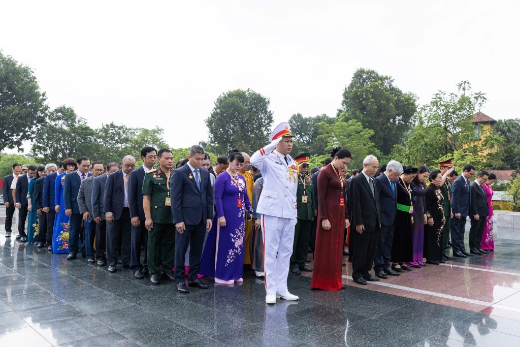 Đoàn đại biểu Đại hội MTTQ Việt Nam viếng Chủ tịch Hồ Chí Minh