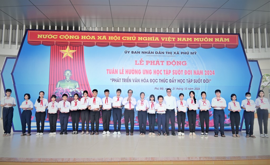 Đại diện Vedan trao tặng học bổng đến các em học sinh tại thị xã Phú Mỹ, tỉnh BRVT