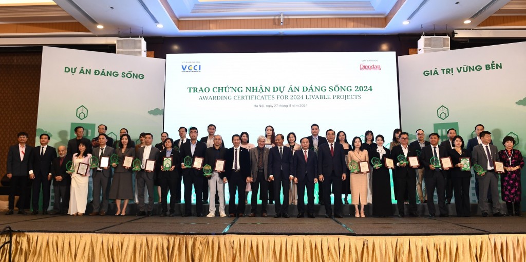 Ban tổ chức trao chứng nhận Dự án đáng sống 2024 cho các chủ đầu tư