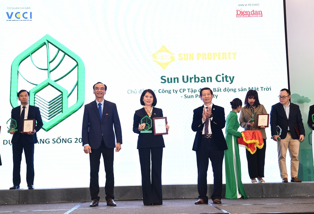 Bà Trịnh Kim Ngần, Giám đốc Kinh doanh Sun Property nhận chứng nhận “Dự án đáng sống” cho Sun Urban City Hà Nam