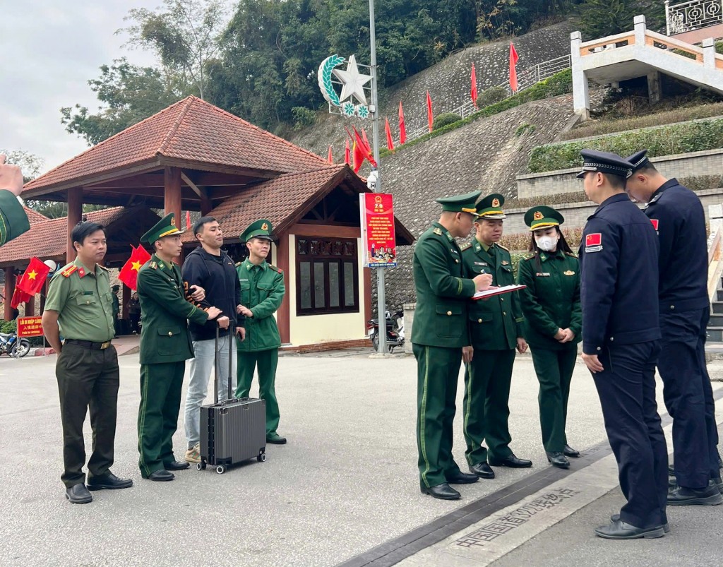 Công an tỉnh Quảng Nam phối hợp Đồn Biên phòng Cửa khẩu Hữu Nghị (Lạng Sơn) tiến hành trục xuất đối tượng Fan Wanglei.