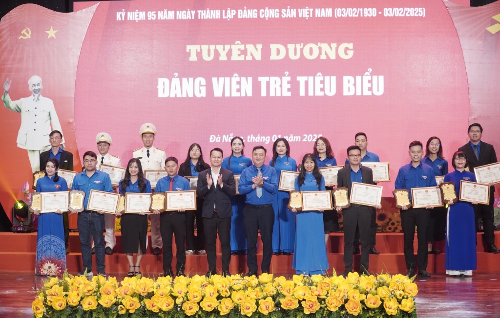 Đây là những tấm gương cán bộ đoàn, đoàn viên thanh niên, là những đảng viên tiêu biểu xuất sắc (Ảnh Đ.Minh)