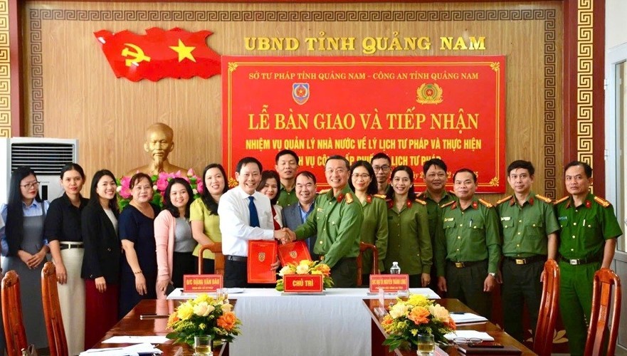 Đại diện lãnh đạo hai đơn vị ký kết biên bản bàn giao (Ảnh: Công an Quảng Nam)