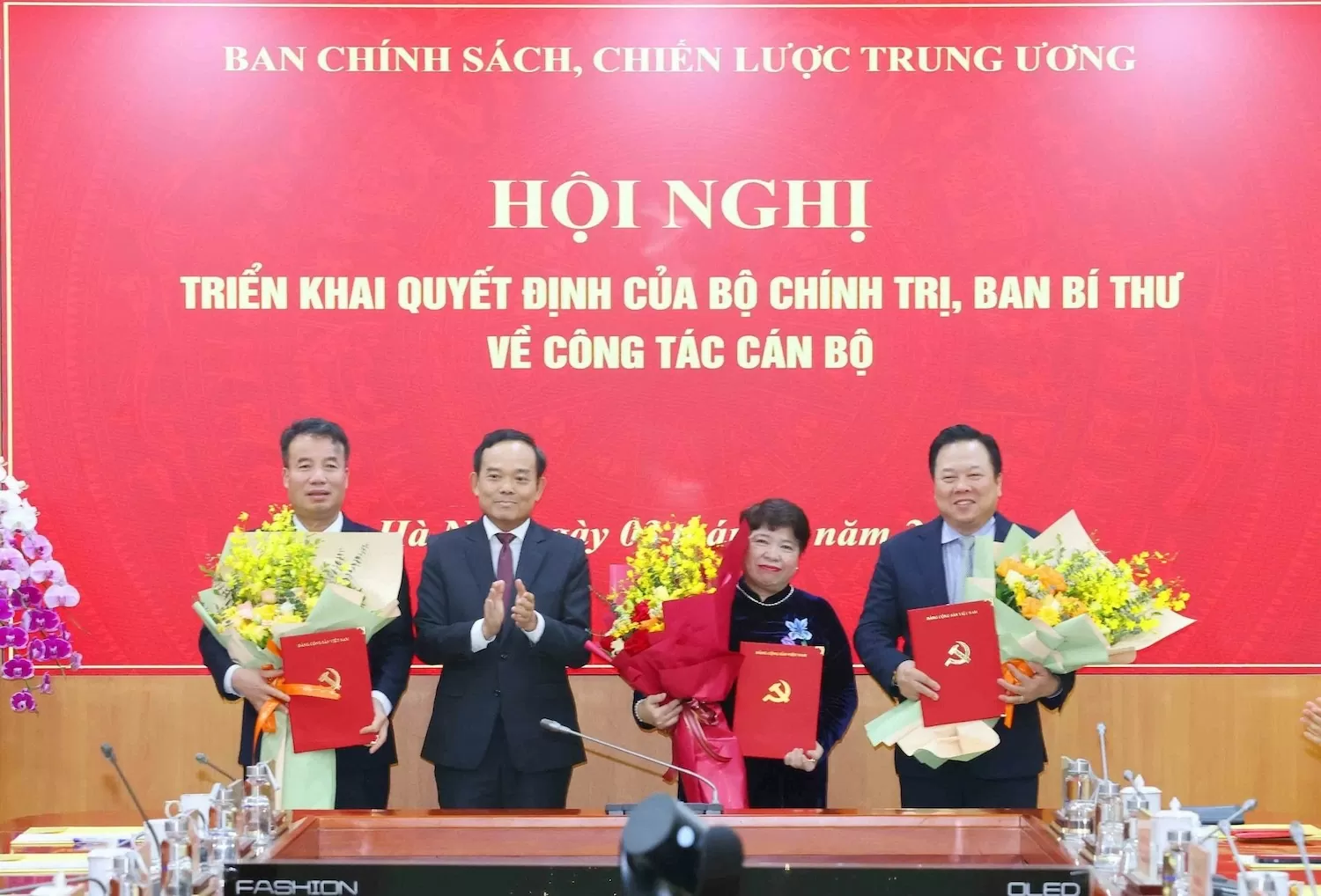 Trưởng Ban Chính sách, chiến lược Trung ương Trần Lưu Quang trao quyết định cho 3 cán bộ - Ảnh: TTXVN