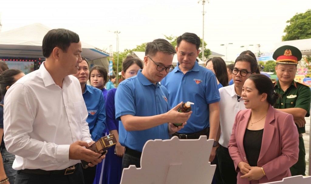 Các vị đại biểu tham quan gian hàng tại ngày hội