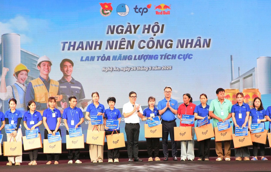 Anh Nguyễn Tường Lâm - Bí thư Trung ương Đoàn, Chủ tịch Trung ương Hội LHTN Việt Nam và ông Nguyễn Quang Hiền Huy - Tổng Giám đốc TCP Việt Nam trao quà tới thanh niên công nhân
