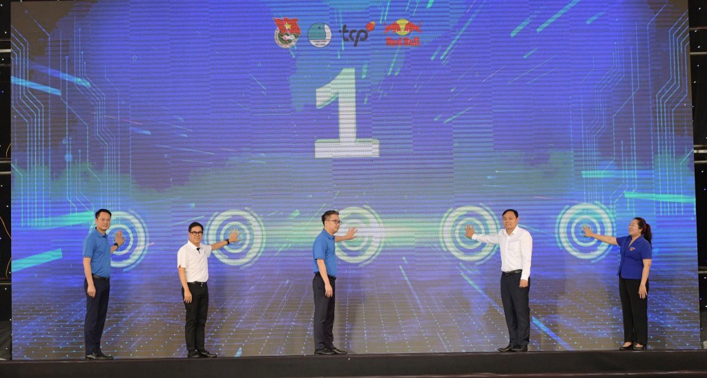 Anh Nguyễn Tường Lâm - Bí thư Trung ương Đoàn, Chủ tịch Trung ương Hội LHTN Việt Nam cùng các vị đại biểu bấm nút khai mạc ngày hội
