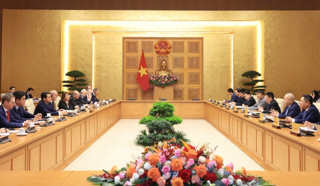 Phó Thủ tướng Hồ Đức Phớc làm việc với Đoàn doanh nghiệp Pháp do Ngài Francois Corbin, Phó Chủ tịch Nghiệp đoàn giới chủ Pháp (MEDEF) làm Trưởng đoàn cùng hơn 40 doanh nghiệp của Pháp đang có chuyến thăm, làm việc tại Việt Nam. Ảnh VGP