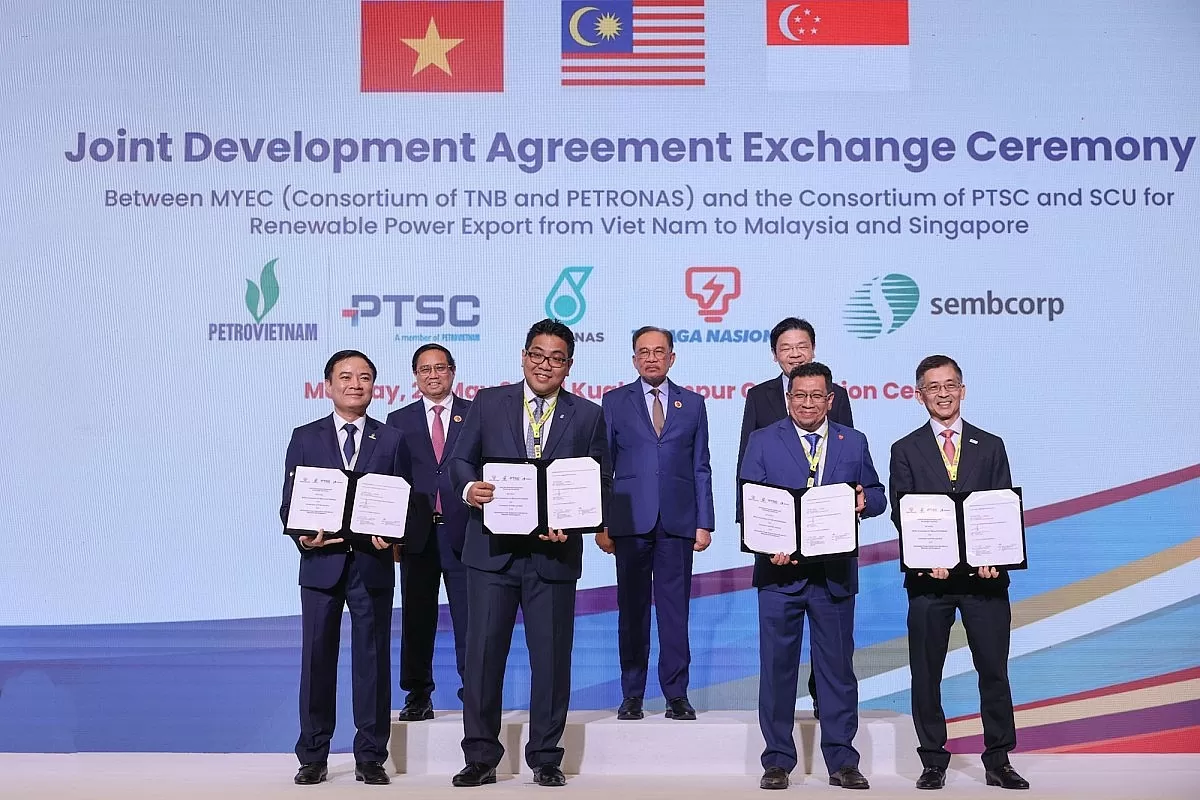 Thủ tướng Phạm Minh Chính cùng Thủ tướng Malaysia Anwar Ibrahim và Thủ tướng Singapore Lawrence Wong chứng kiến lễ trao thoả thuận hợp tác phát triển giữa các tập đoàn năng lượng hàng đầu của 3 nước về xuất khẩu điện tái tạo từ Việt Nam sang Malaysia và Singapore - Ảnh: VGP/Nhật Bắc