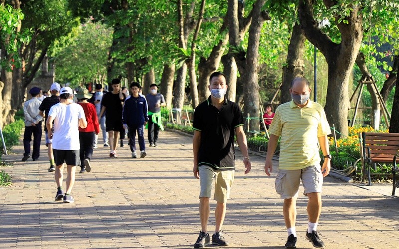 Người dân Thủ đô đeo khẩu trang tập thể dục trên phố đi bộ Hồ Gươm