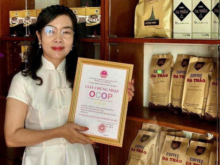 Bà Đặng Thị Hòa Hiệp (chủ Doanh nghiệp tư nhân Đại Chúng - Dạ Thảo) được cấp chứng nhận sản phẩm OCOP 3 sao cho thương hiệu cà phê Dạ Thảo.