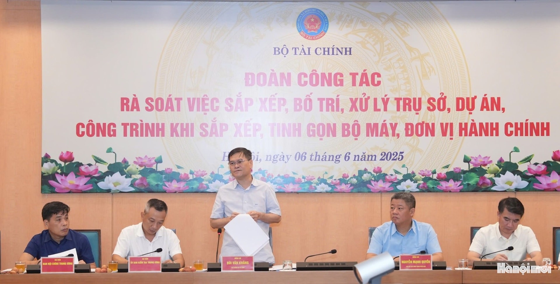 Thứ trưởng Bộ Tài chính Bùi Văn Khắng dẫn đầu Đoàn công tác Trung ương làm việc với UBND thành phố Hà Nội