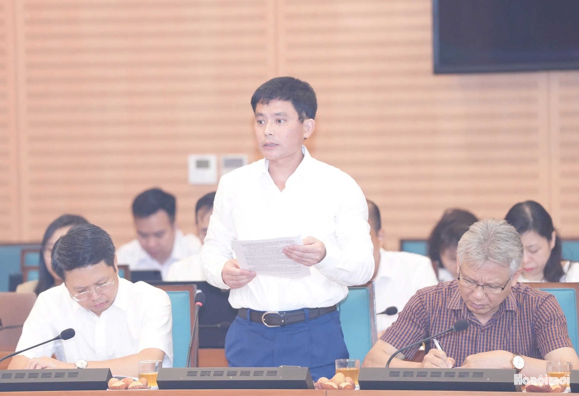 Phó Giám đốc Sở Tài chính thành phố Hà Nội Mai Công Quyền báo cáo. Ảnh: Đình Hiệp