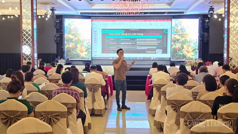 Chương trình tập huấn về ứng dụng AI trong hoạt động marketing, kinh doanh, xây dựng hệ thống bán hàng trên nền tảng thương mại điện tử. Ảnh: Hiền Mai