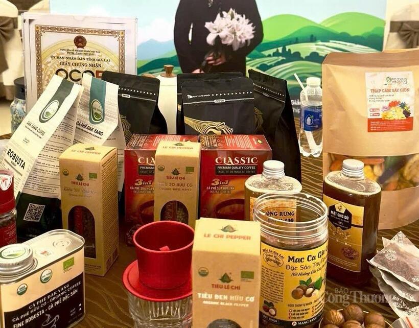 Cà phê, macca, mật ong, tiêu đen là những sản phẩm đang được bán rộng rãi trên các nền tảng mạng xã hội. Ảnh: Hiền Mai