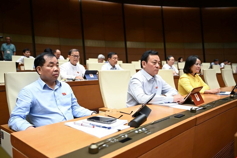 Sáng 17/6 đại biểu thảo luận tại hội trường. Ảnh: QH