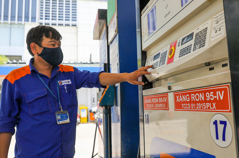 Giá xăng dầu hôm nay, từ 15h ngày 19/6, mỗi lít xăng E5RON92 tăng 1.169 đồng/lít, xăng RON95 tăng 1.277 đồng/lít; giá dầu cũng tăng mạnh. Ảnh: TT