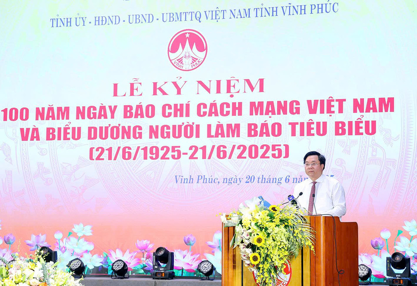 Chủ tịch UBND tỉnh Vĩnh Phúc Trần Duy Đông phát biểu tại buổi lễ. Ảnh: Thu Thủy