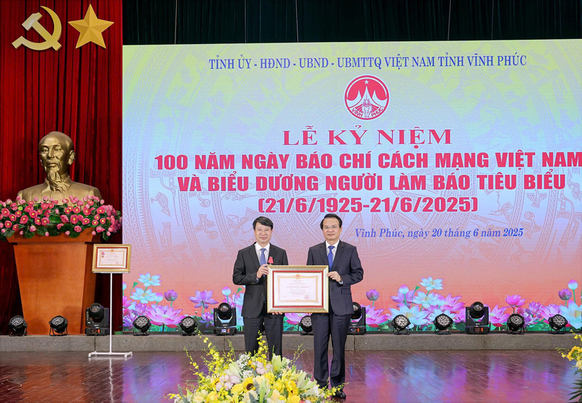 Bí thư Tỉnh ủy Vĩnh Phúc Đặng Xuân Phong (bên phải) trao Huân chương Lao động hạng Ba cho ông Nguyễn Khắc Hiếu, Phó Chủ tịch UBND tỉnh Vĩnh Phúc. Ảnh: Thu Thủy