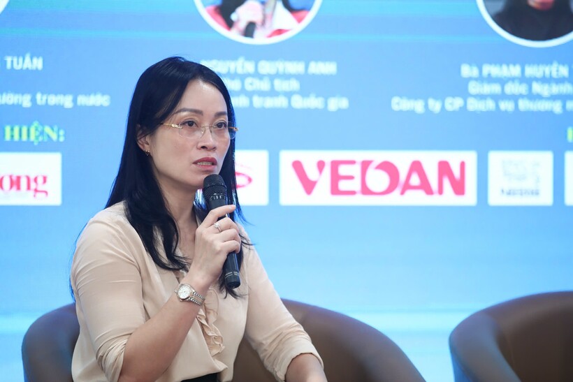 Bà Nguyễn Quỳnh Anh - Phó Chủ tịch Uỷ ban cạnh tranh quốc gia, Bộ Công Thương trao đổi tại phiên thảo luận.