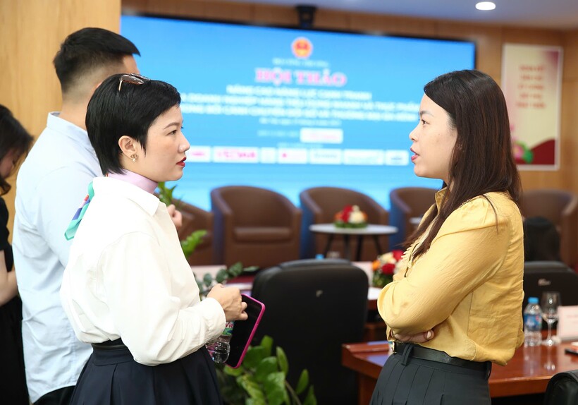 Các diễn giả trao đổi bên lề hội thảo