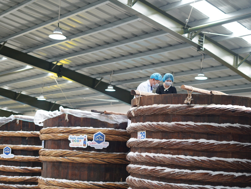 Du khách tận mắt chứng kiến quy trình làm mắm truyền thống và nét đẹp văn hoá làng nghề