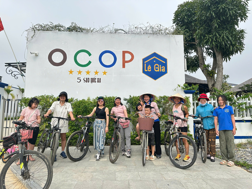 Du khách có thể đăng ký đạp xe qua cung đường làng nghề và đê biển đến thăm quan: Hải đăng Lạch Trào