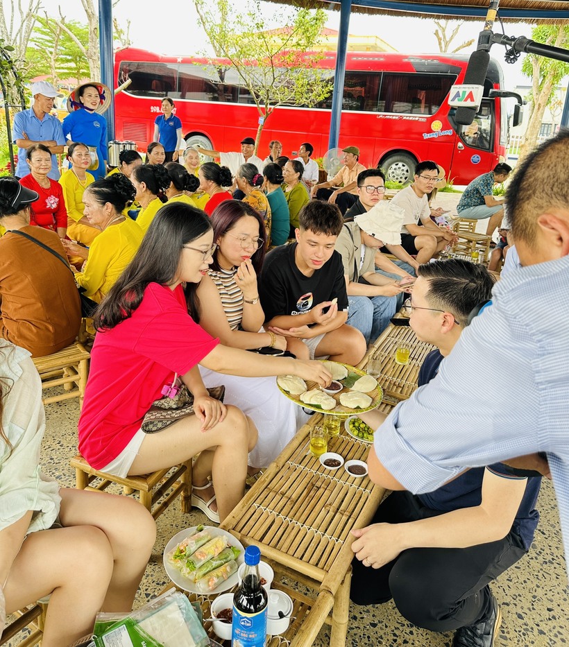 Trở về tuổi thơ với bánh đa, bánh đúc, quả khế, quả sung chấm cùng các loại mắm truyền thống