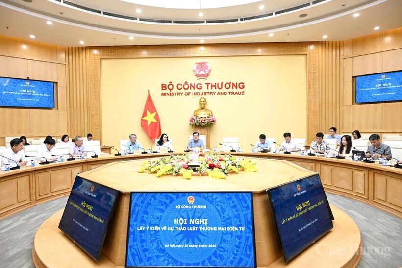 Hội nghị lấy ý kiến dự thảo Luật Thương mại điện tử. Ảnh: Cấn Dũng