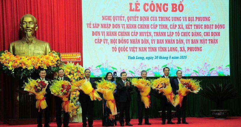 Ông Ngô Chí Cường được chỉ định làm Bí thư Tỉnh ủy Vĩnh Long mới, ông Lữ Quang Ngời làm Chủ tịch UBND tỉnh, còn ông Nguyễn Minh Dũng làm Chủ tịch HĐND tỉnh.