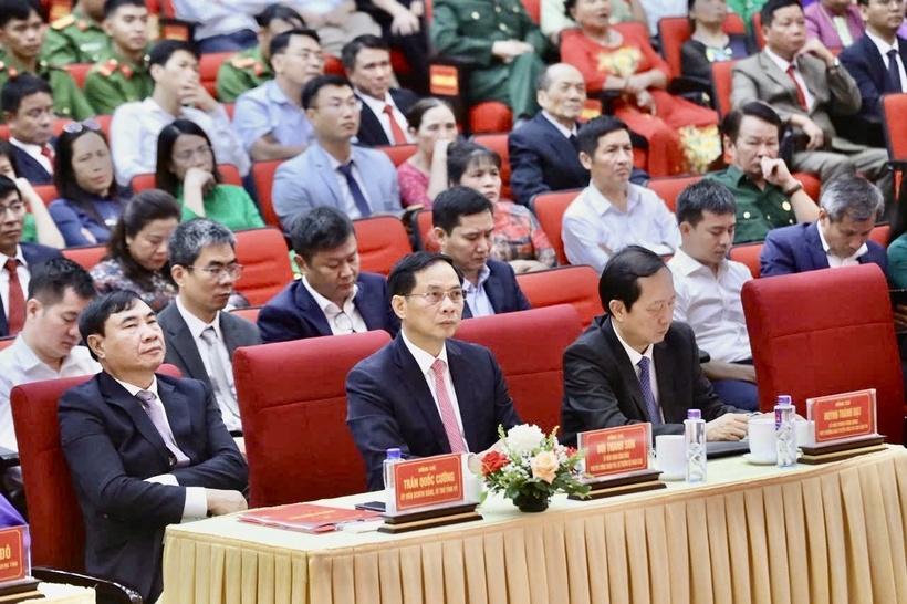 Hội nghị được tổ chức trực tiếp tại điểm cầu trung tâm Hội nghị - Văn hóa tỉnh Điện Biên và trực tuyến với 45 điểm cầu kết nối 45 xã, phường mới. Ảnh: Thủy Lan