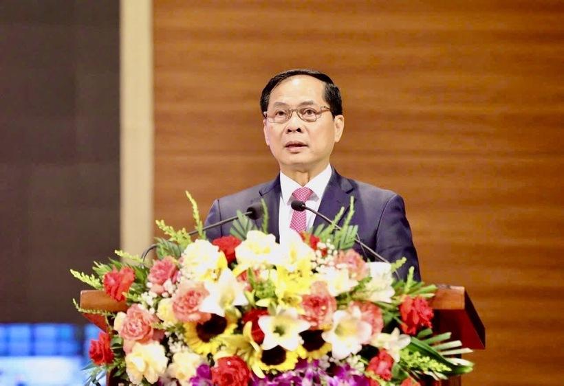 Phó Thủ tướng, Bộ trưởng Bộ Ngoại giao Bùi Thanh Sơn dự lễ công bố Nghị quyết của Ủy ban Thường vụ Quốc hội về việc sắp xếp các đơn vị hành chính cấp xã tại tỉnh Điện Biên. Ảnh: Thủy Lan