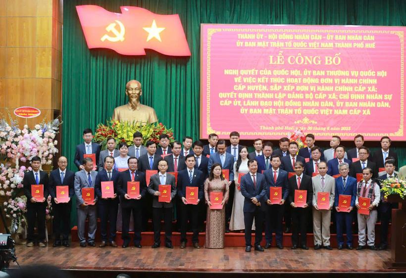 Bí thư Thành uỷ Lê Trường Lưu trao quyết định cho nhiều cán bộ xã, phường. Ảnh: Nguyễn Tuấn