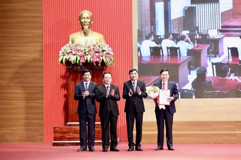 Bí thư Tỉnh ủy Trần Quốc Cường trao Quyết định và chúc mừng lãnh đạo xã Nà Hỳ. Ảnh: Thủy Lan
