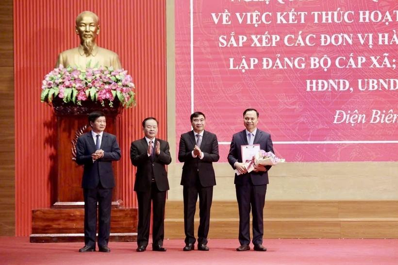 Bí thư Tỉnh ủy Trần Quốc Cường trao Quyết định và tặng hoa cho lãnh đạo xã Mường Nhé. Ảnh: Thủy Lan